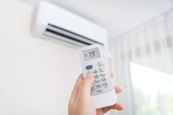 Ar-Condicionado Inverter vs. Convencional: Qual Escolher para o Quarto?